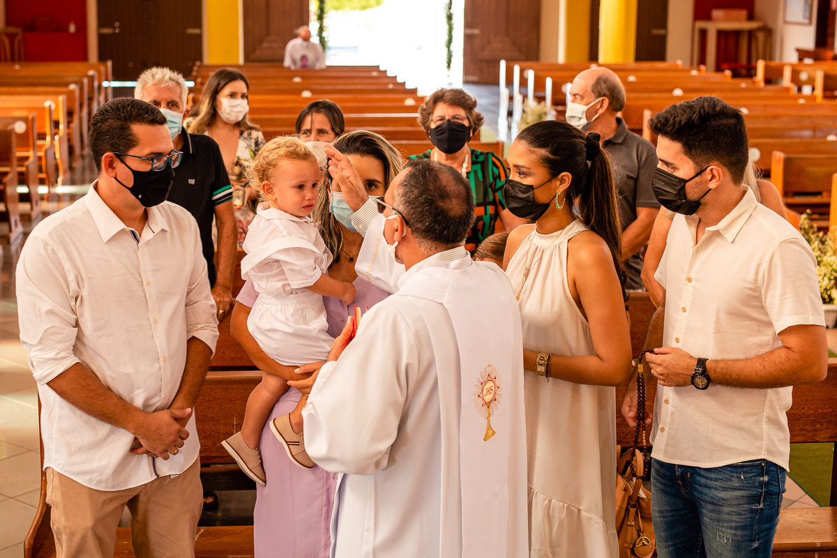 Benjamim com pais e padrinhos recebendo a bênção do Padre. Foto registrada por George Dantas