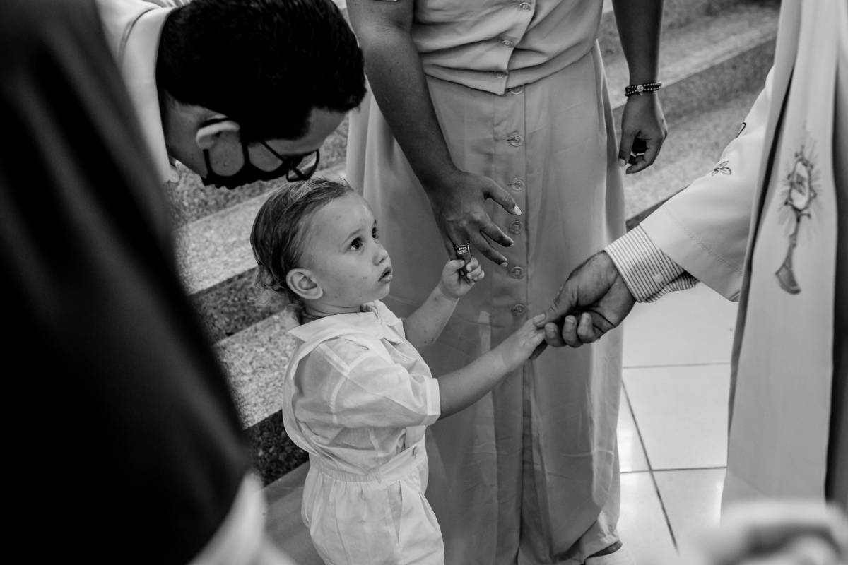 E após o término do batizado, Benjamim pediu a bênção pro Padre