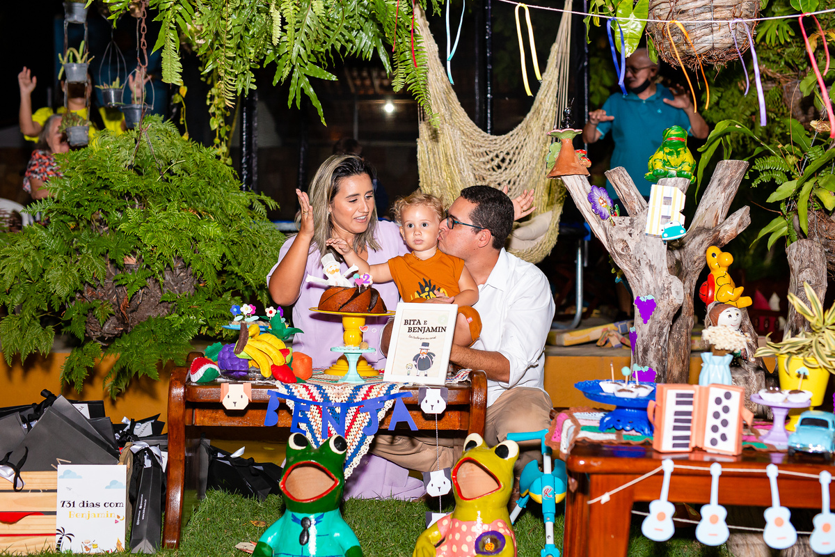 A família linda cantando e celebrando os 2 aninhos do Benjamim. Foto registrada por George Dantas
