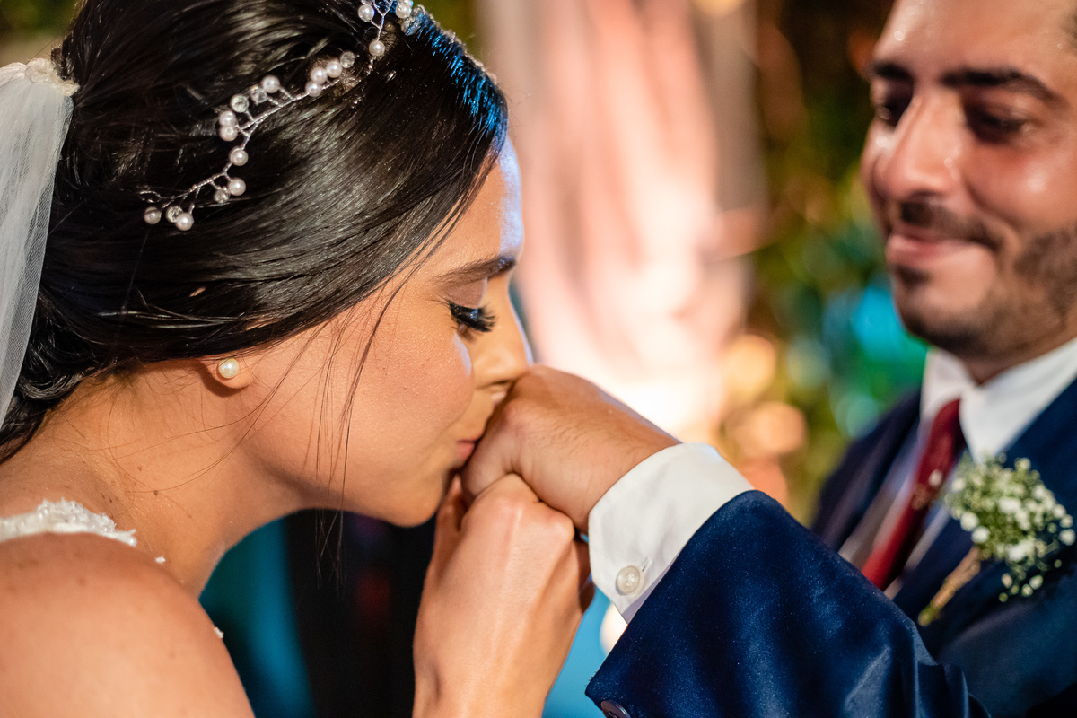O beijo do noiva na aliança da noivo. Foto registrada por George Dantas