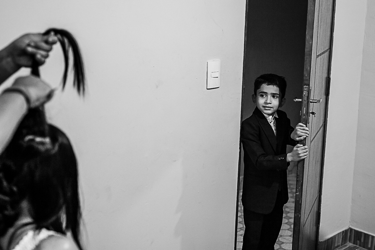Quando o sobrinho da noiva vem ver se a tia já está belíssima. Foto registrada por George Dantas