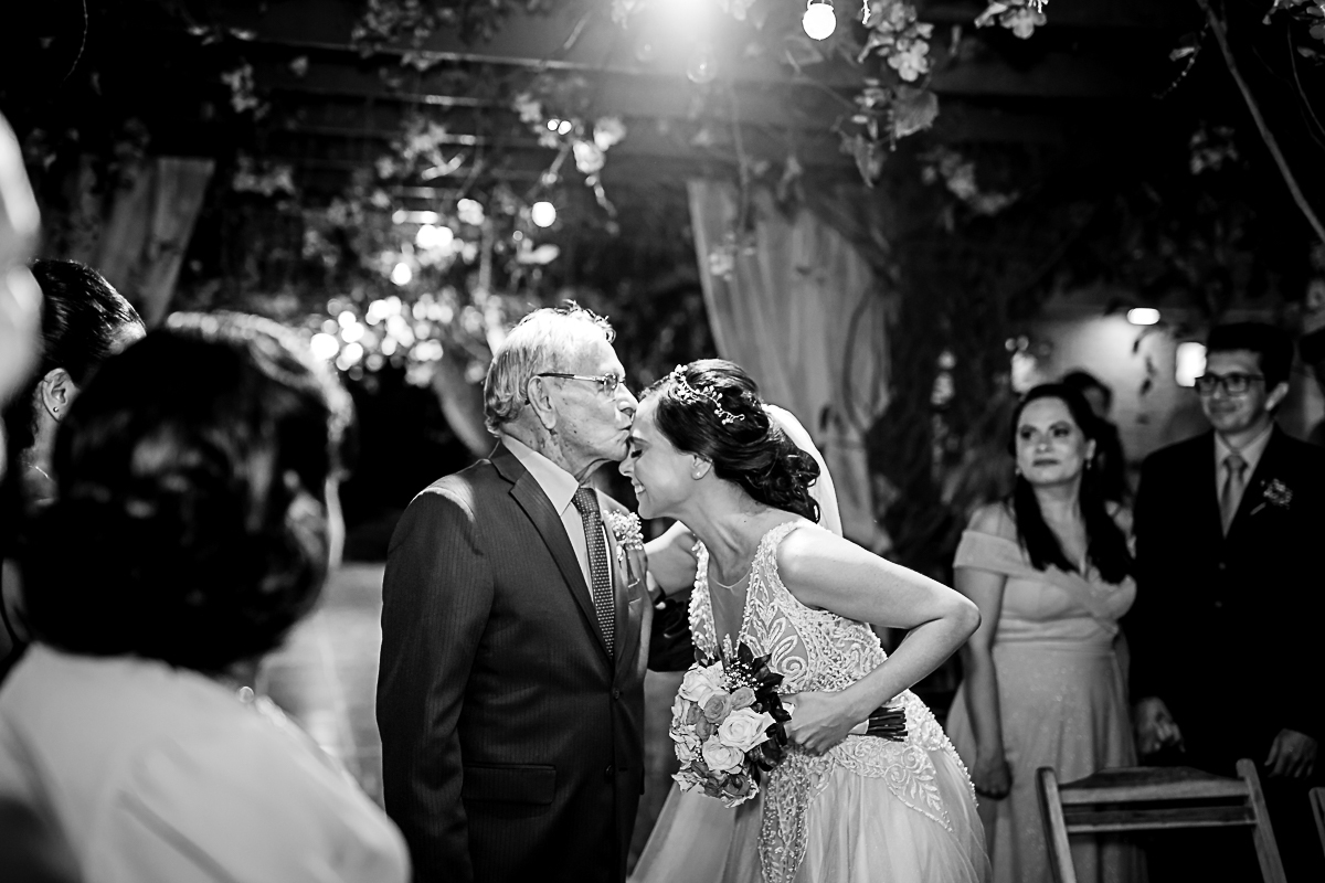 O beijo de bênção do pai da noiva. Foto registrada por George Dantas