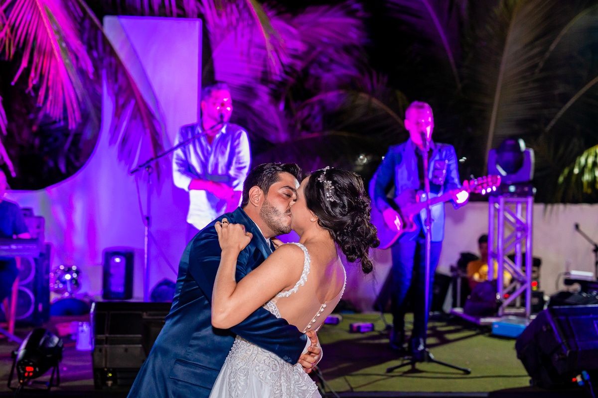 O momento do beijo na dança dos noivos. Foto registrada por George Dantas