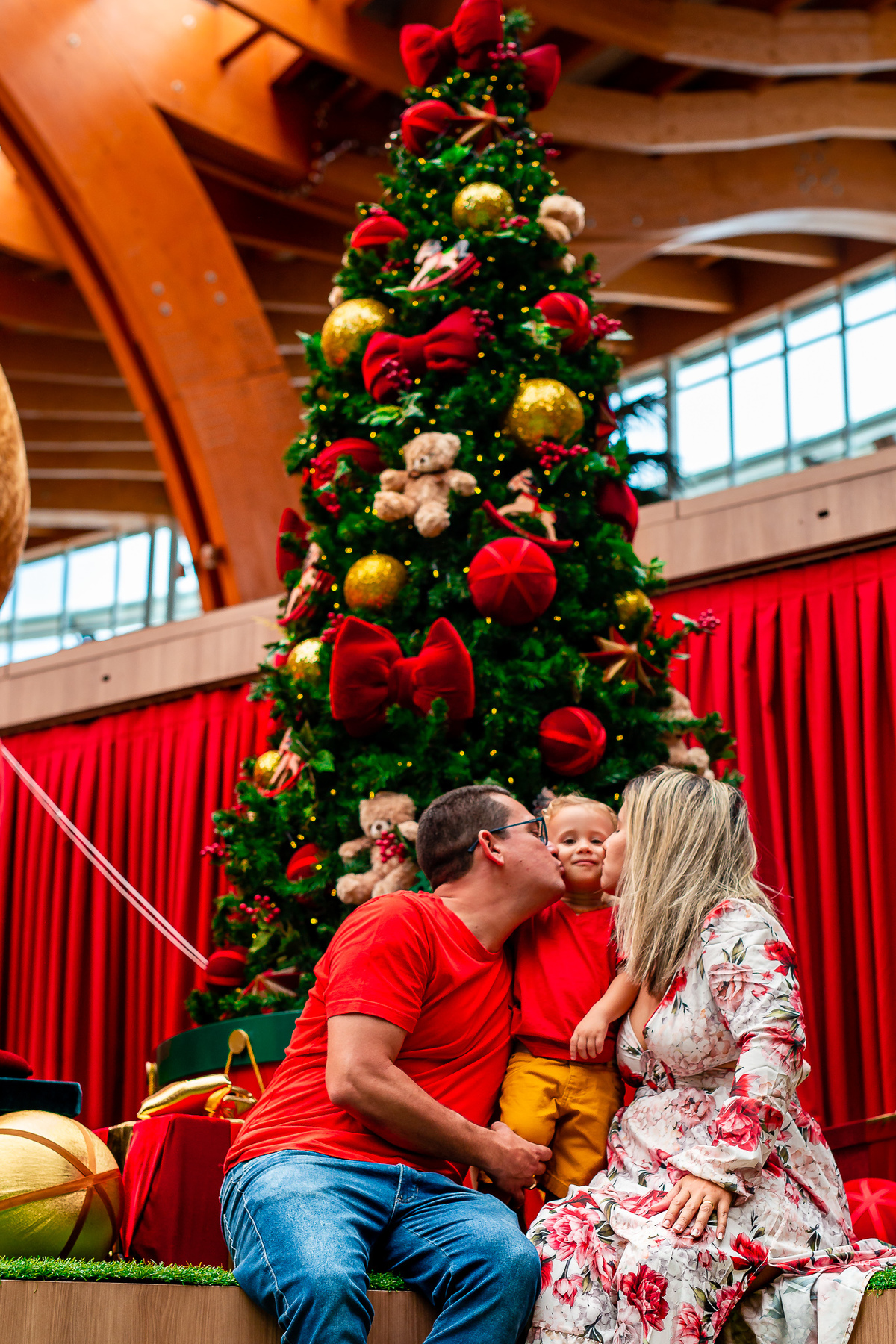 Benjamim, mamãe Gisele e o papai Bruno na árvore de Natal. Registro de George Dantas. Registro de George Dantas