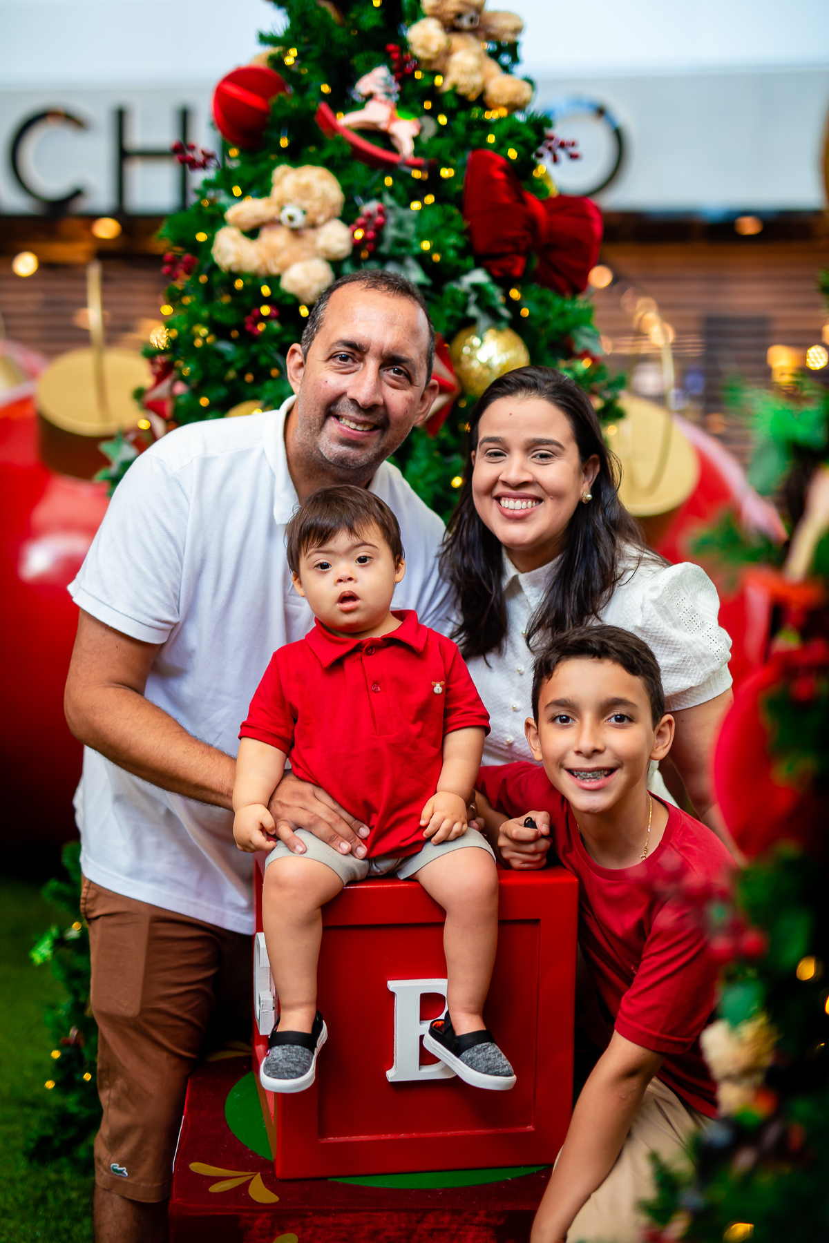 Família linda na decoração de natal. Foto registrada por George Dantas
