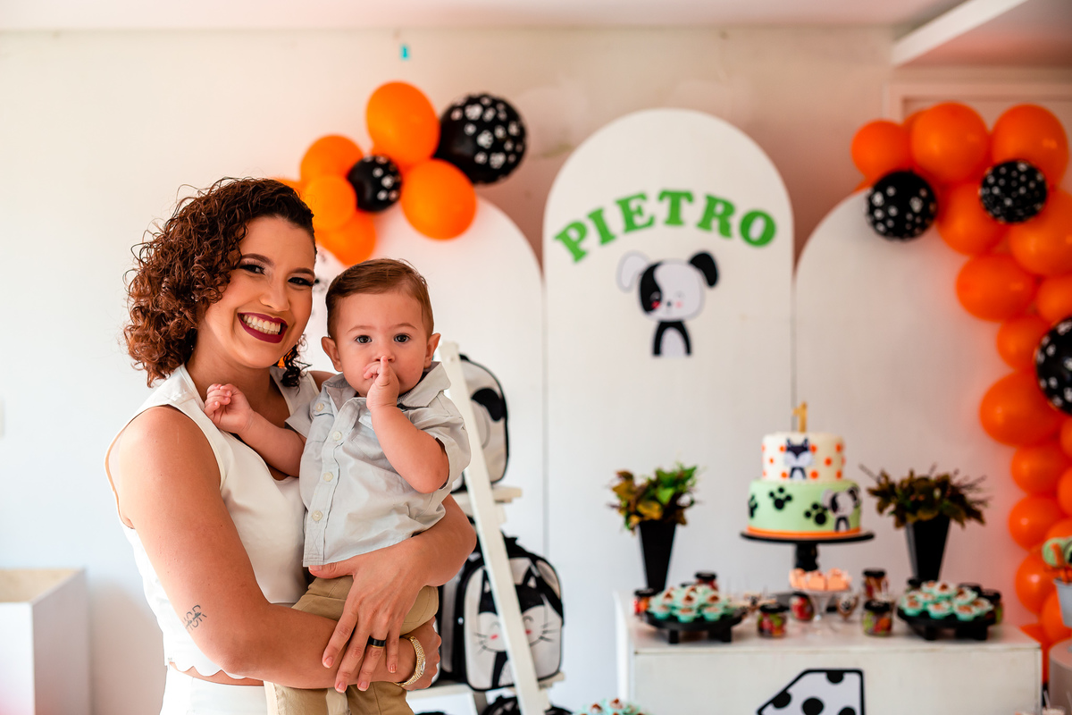 Pietro e a mamãe Úrsula no começo da festinha, foto registrada por George Dantas