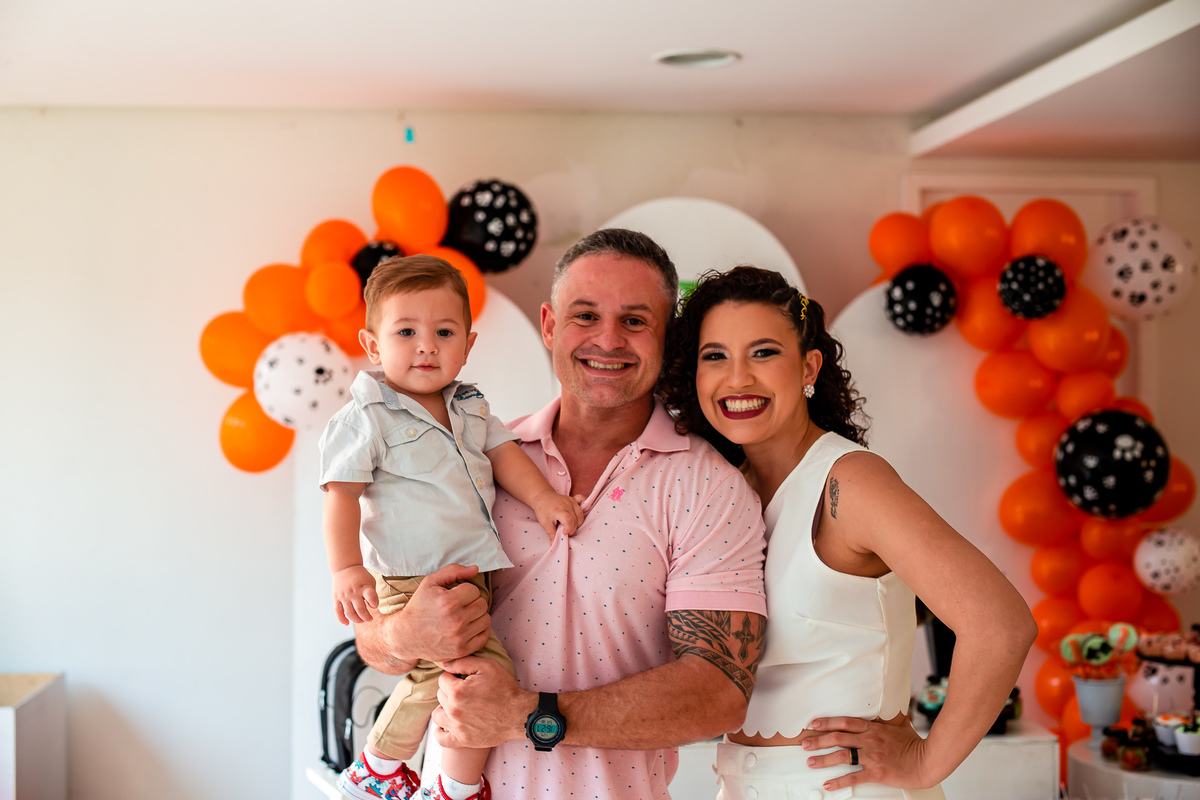 Pietro com o papai Rodrigo e a mamãe Úrsula no começo da festinha, foto registrada por George Dantas