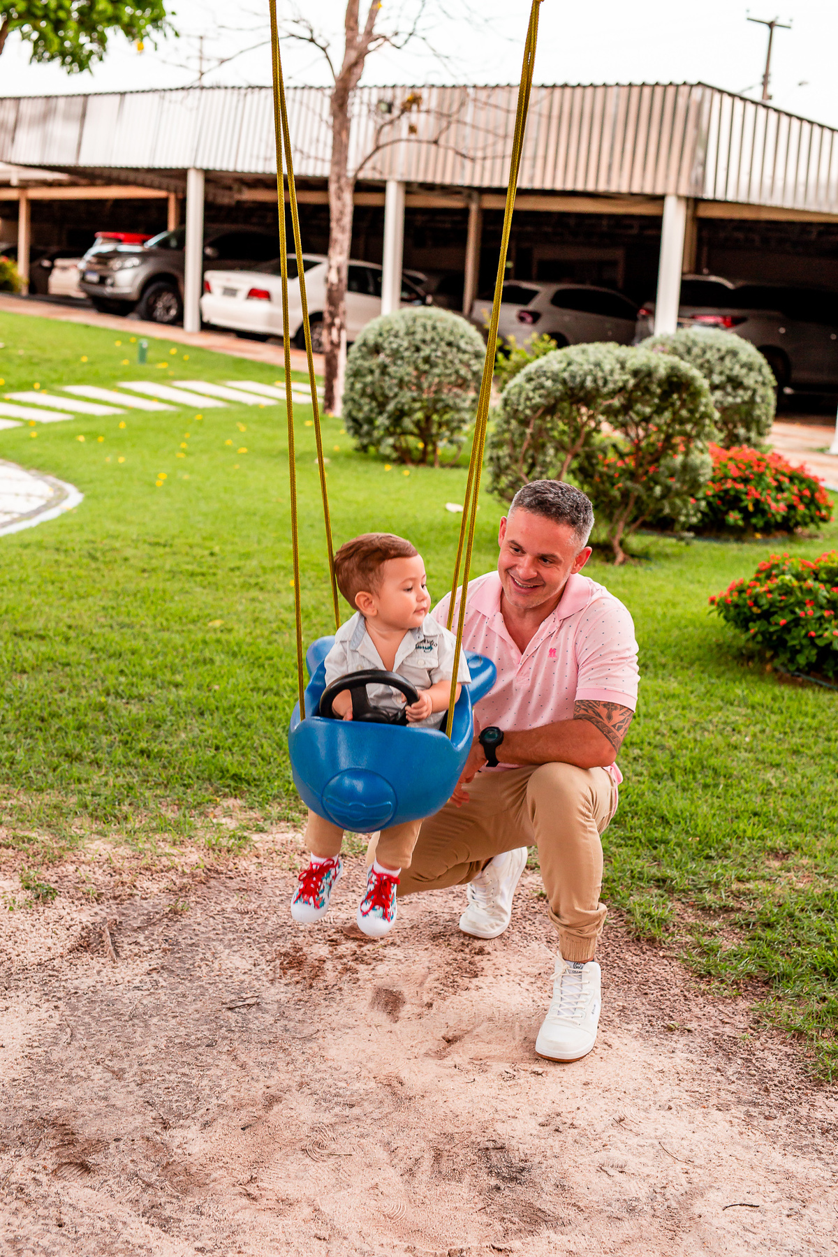 Pietro e o papai Rodrigo brincando no balanço, foto registrada por George Dantas