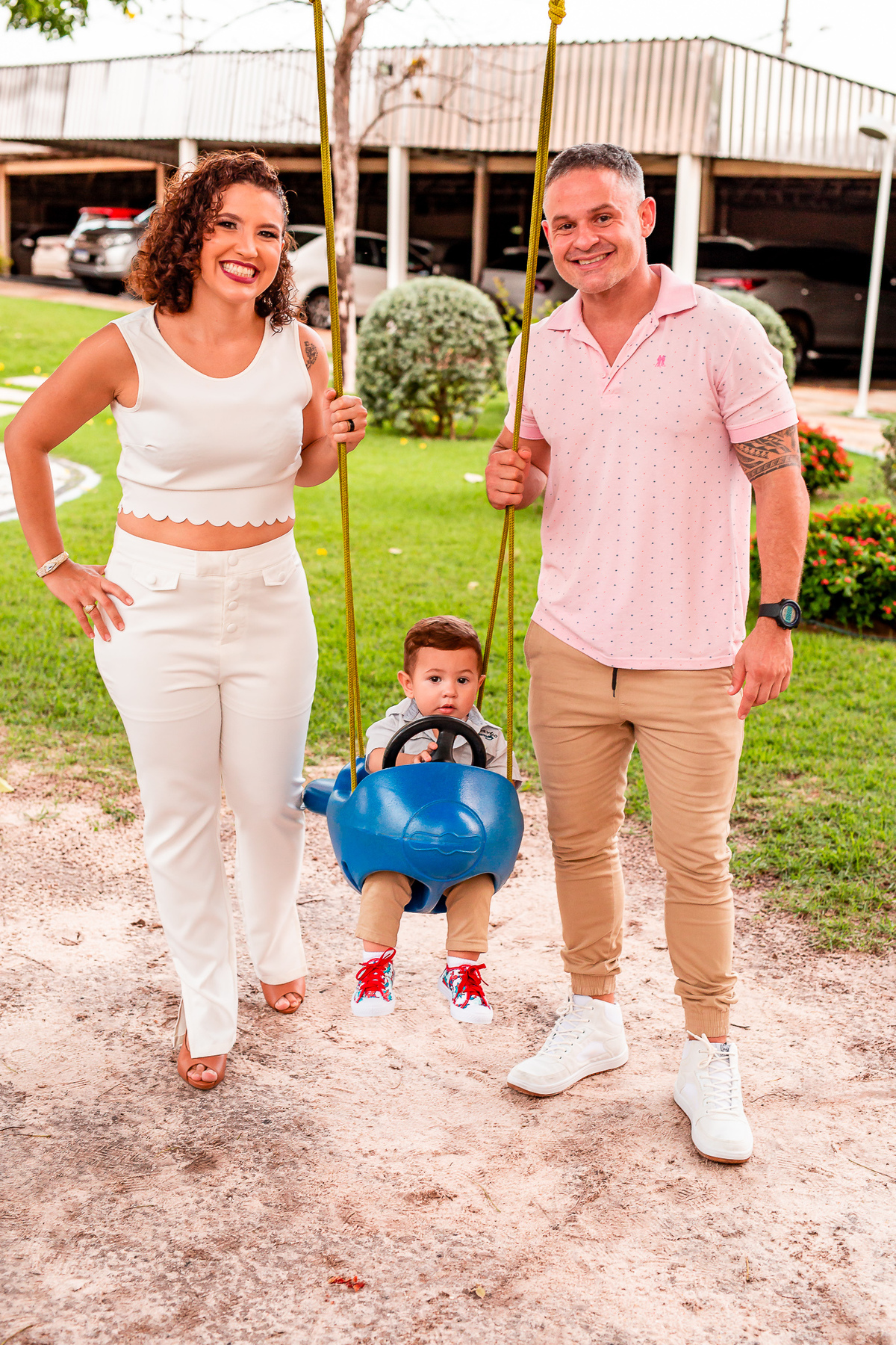 Pietro com a mamãe Úrsula e o papai Rodrigo brincando no balanço, foto registrada por George Dantas