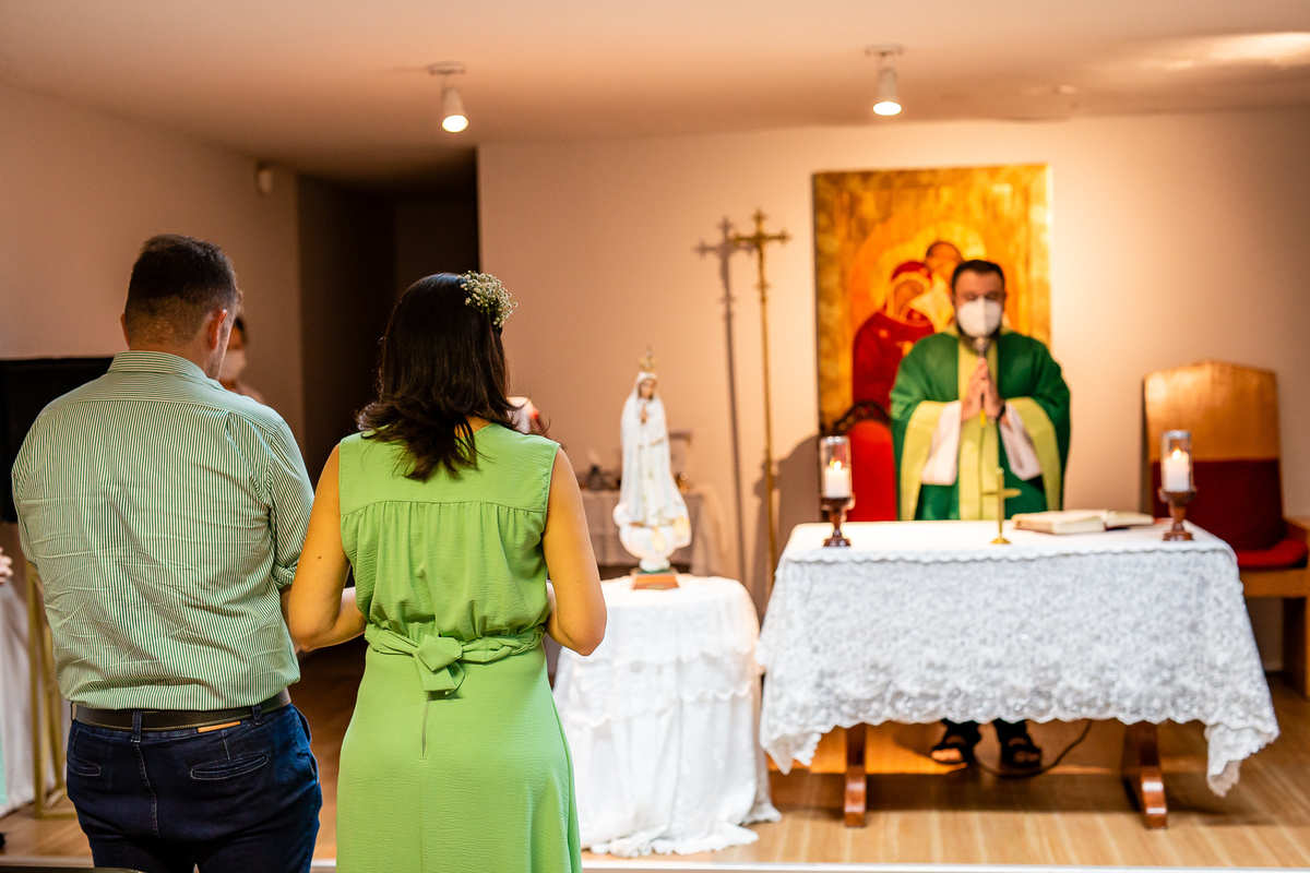 O casal Marília e Wesley recebendo as bênçãos iniciais na missa. Foto registrada por George Dantas