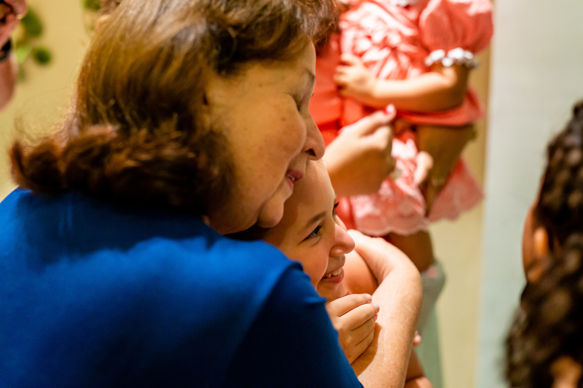 A vovó consolando a emoção da neta ao saber que terá mais uma irmã. Foto registrada por George Dantas