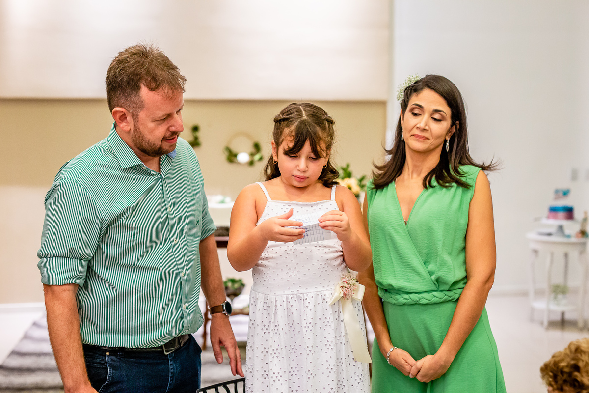 E de surpresa a filha lendo a lista de possíveis nomes da irmãzinha. Foto registrada por George Dantas