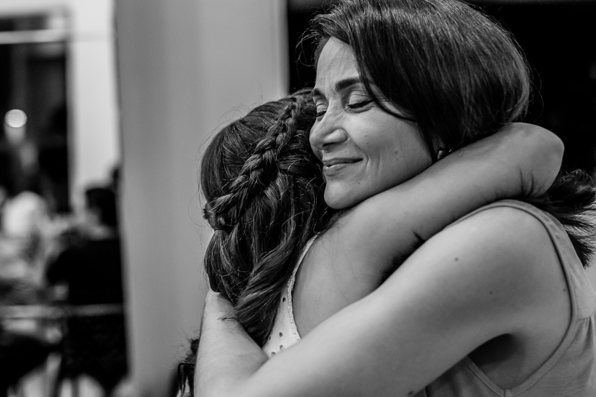O abraço amoroso de mãe e filha. Foto registrada por George Dantas