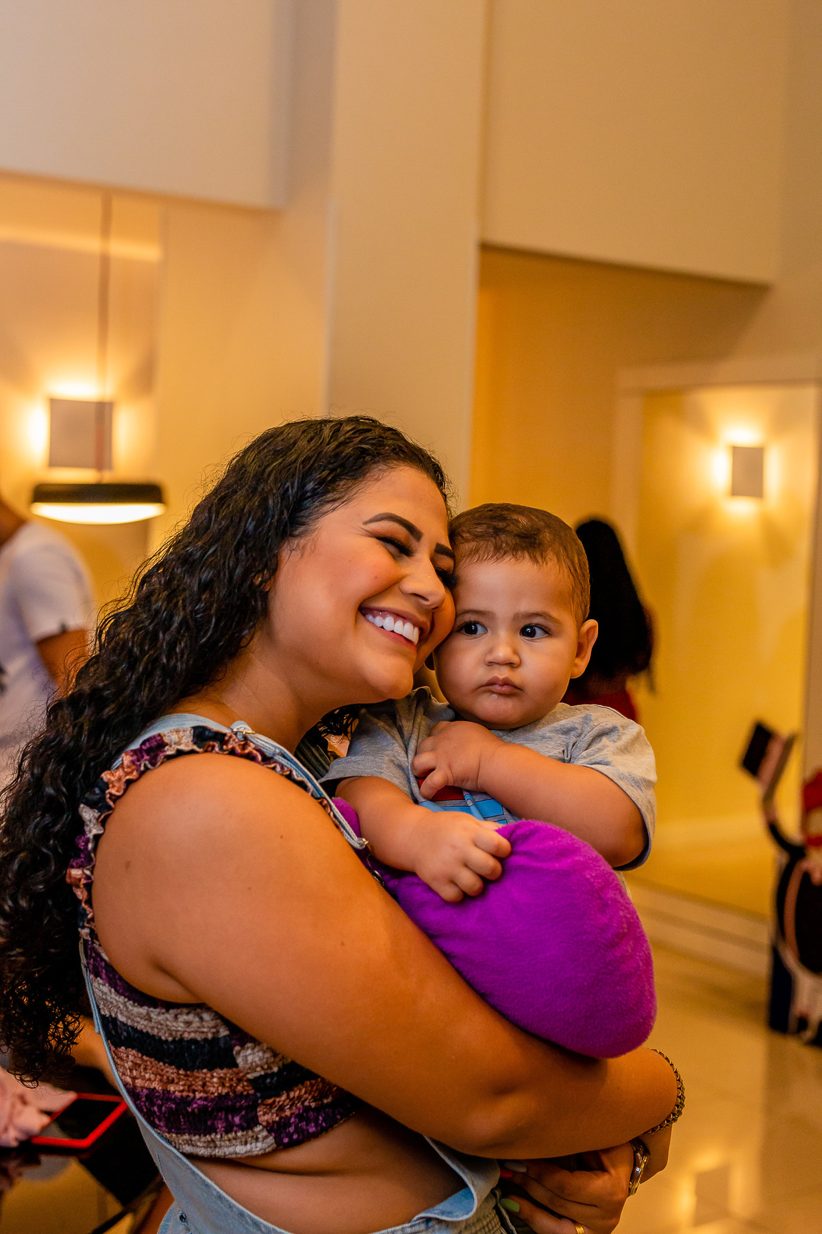 Abner e a mamãe Karoline. Muito amor numa foto só. Foto registrada por George Dantas.