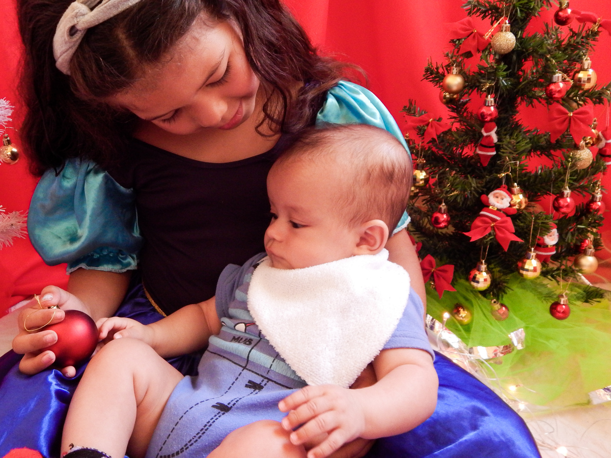 mostrando os enfeites de natal.