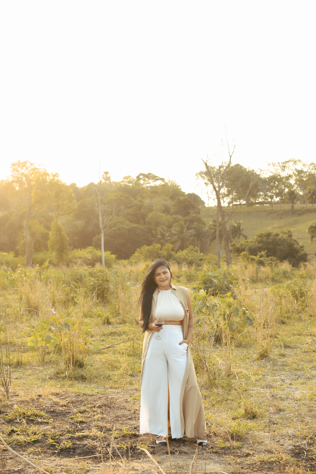 ensaio feminino no campo com vinho