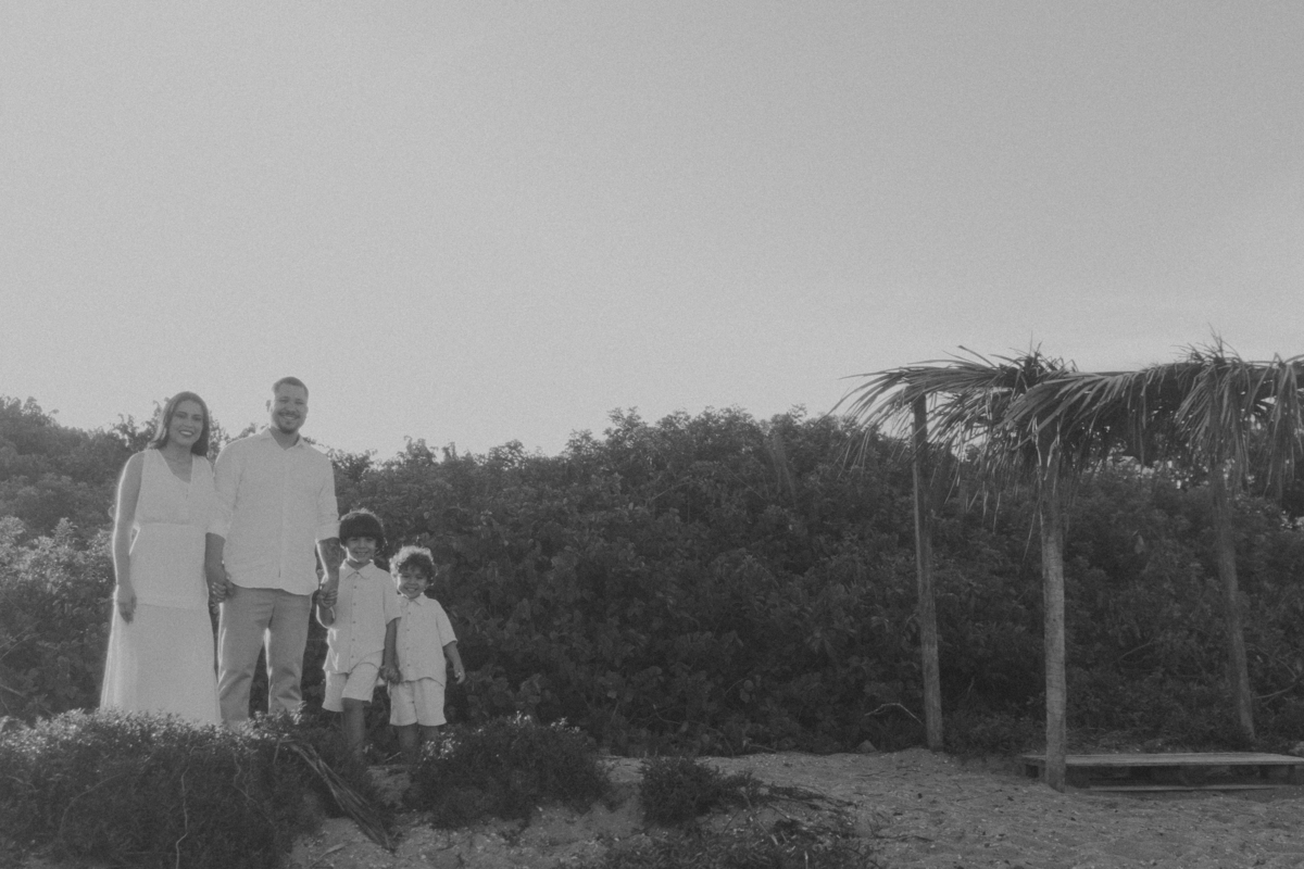 Família na praia - preto e branco