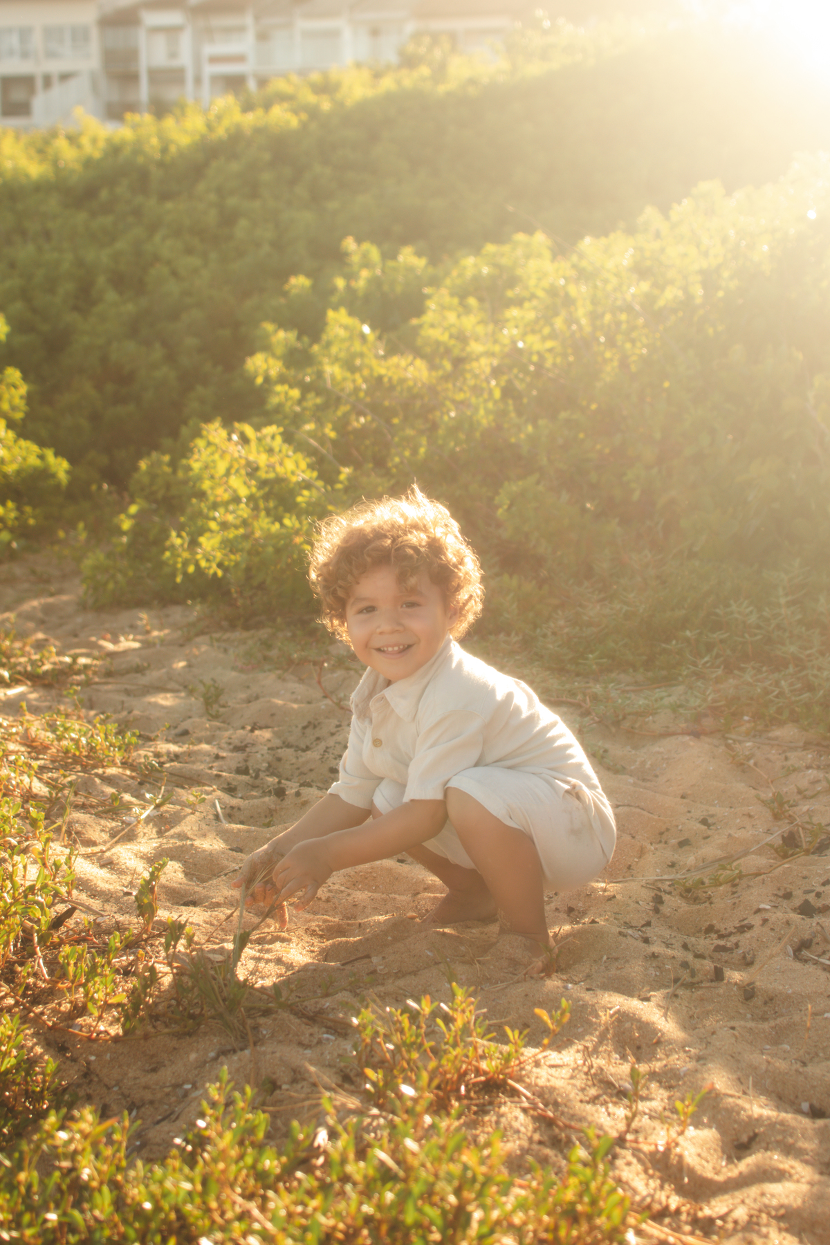 Garotinho brincando a luz do sol