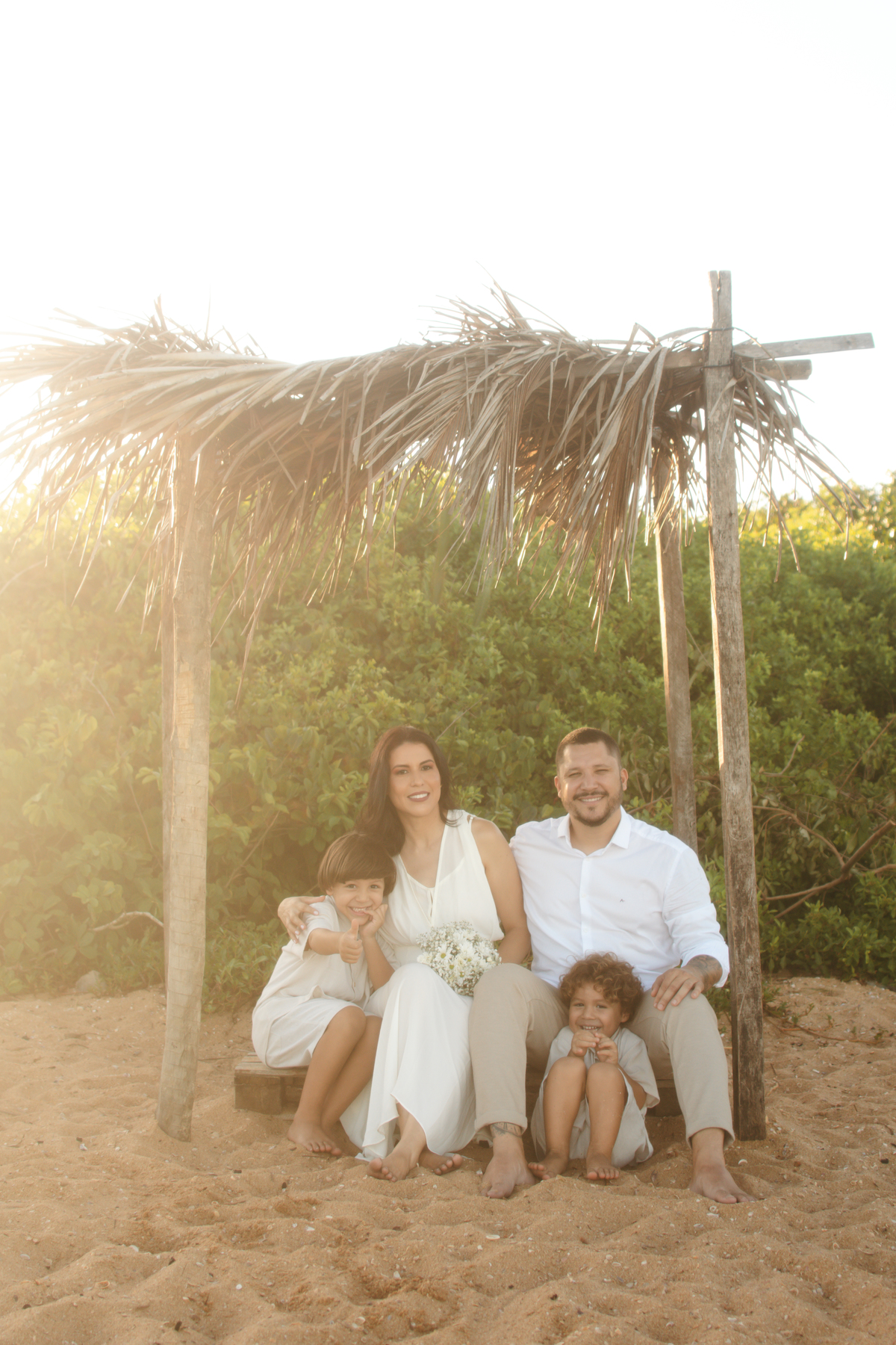 Família na cabana da praia