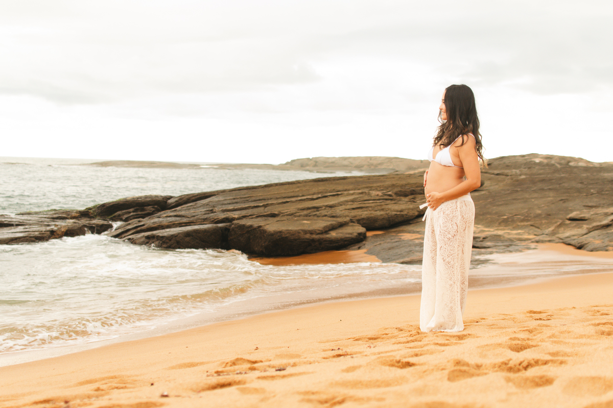 Um momento de alegria e reflexão da futura mamãe frente ao mar.