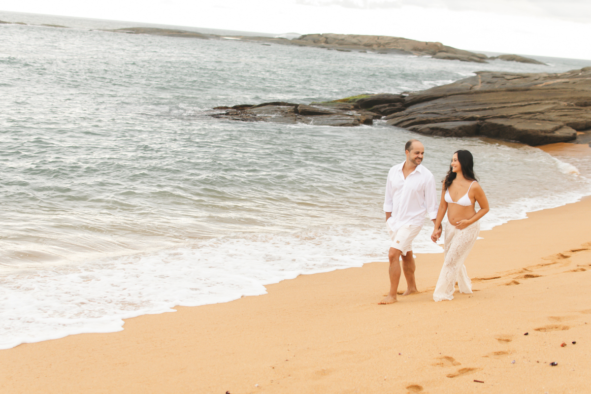 Caminhada leve do casal junto ao mar