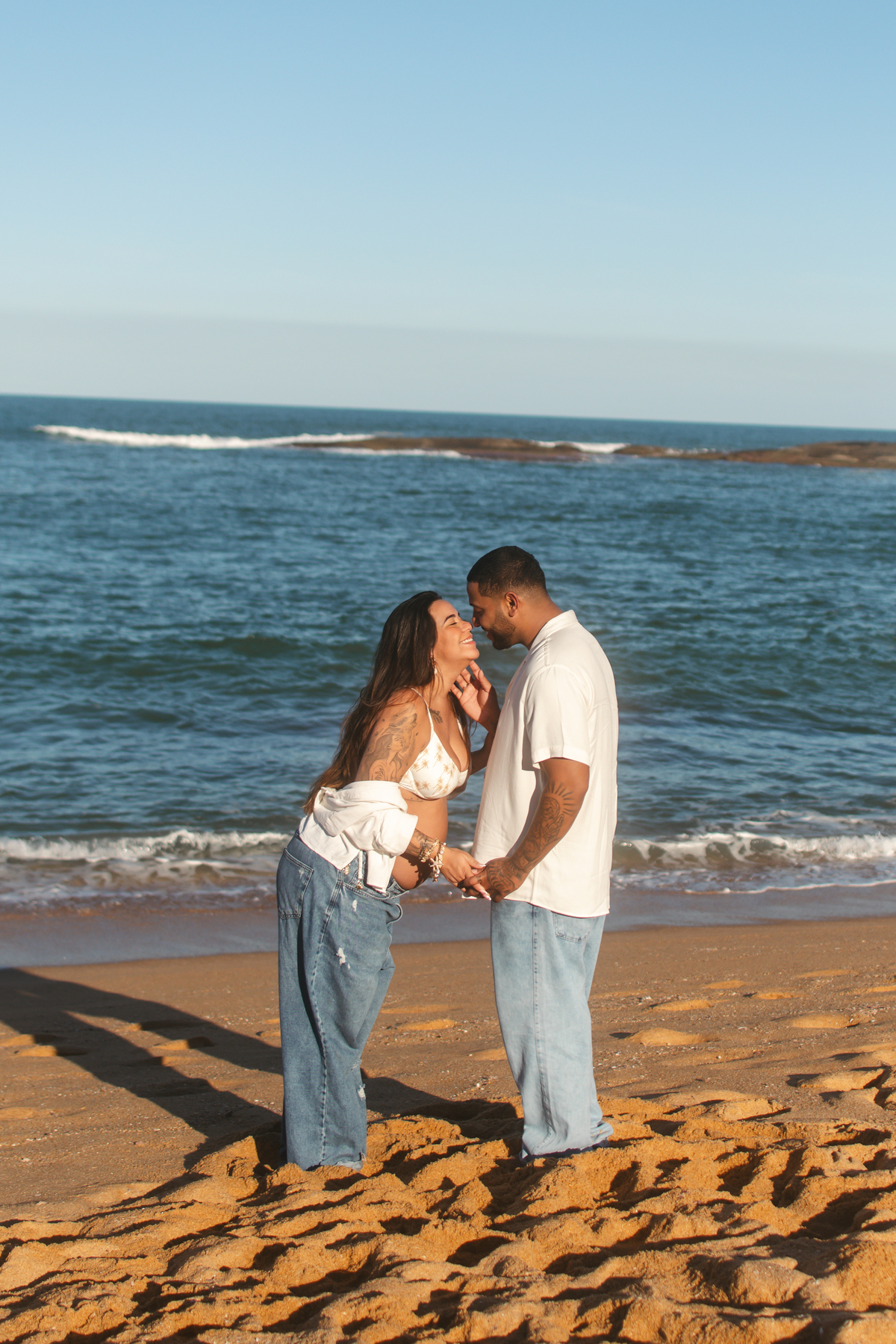 Casal durante ensaio de gestante na Praia de Setiba Pina, em Guarapari ES.