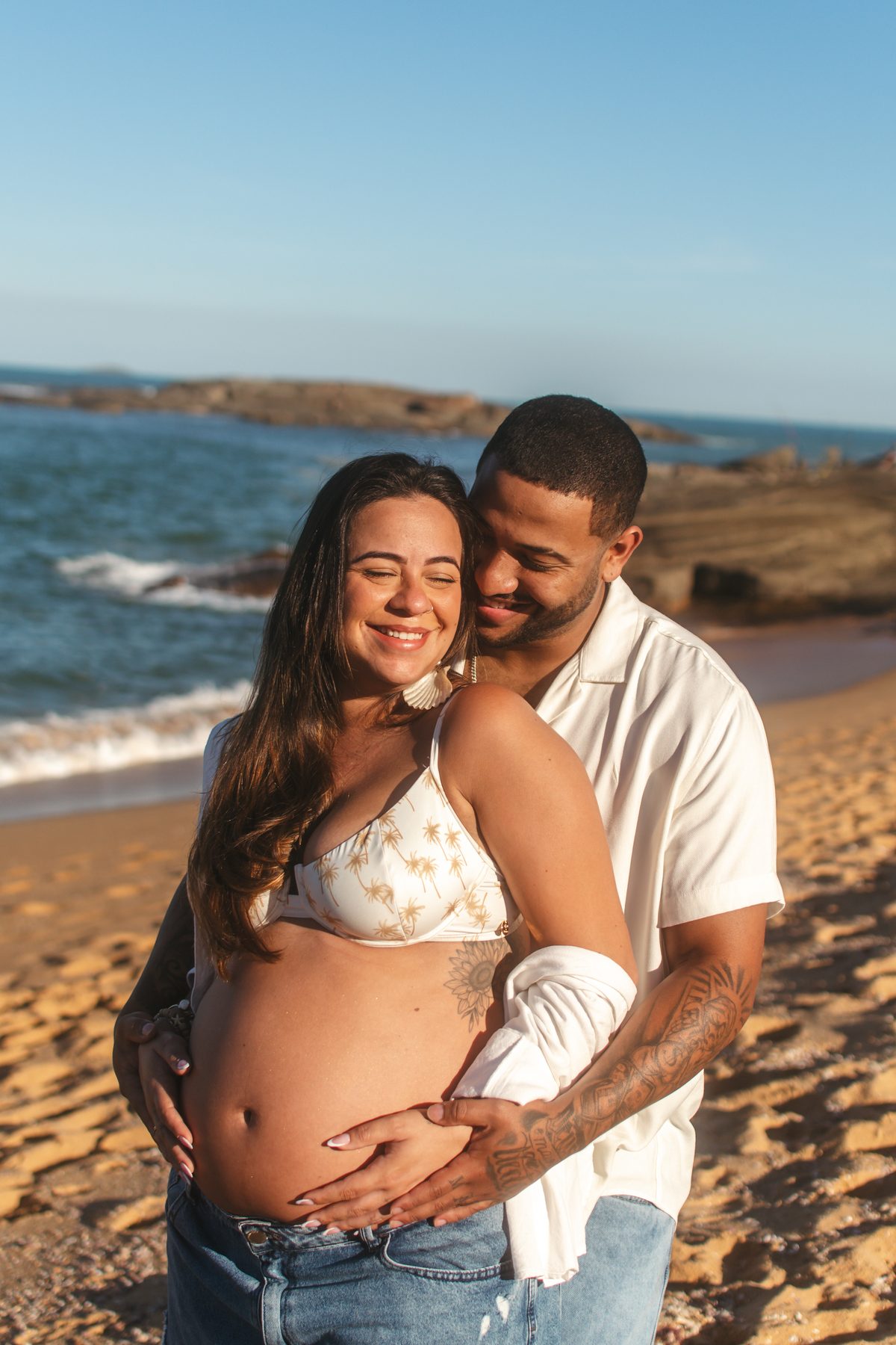 Casal durante ensaio de gestante na Praia de Setiba Pina, em Guarapari ES.