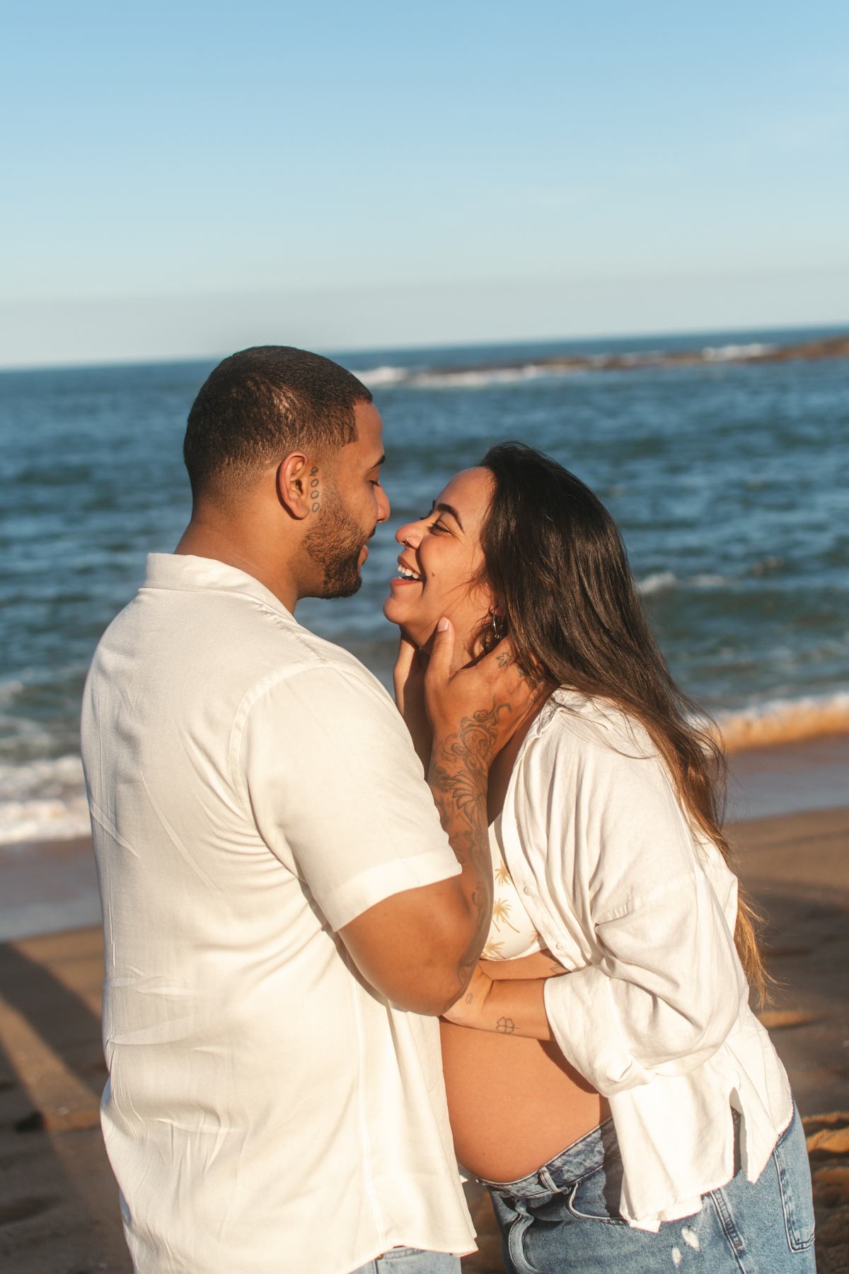 Carinho do marido na esposa gravida durante ensaio em Guarapari.
