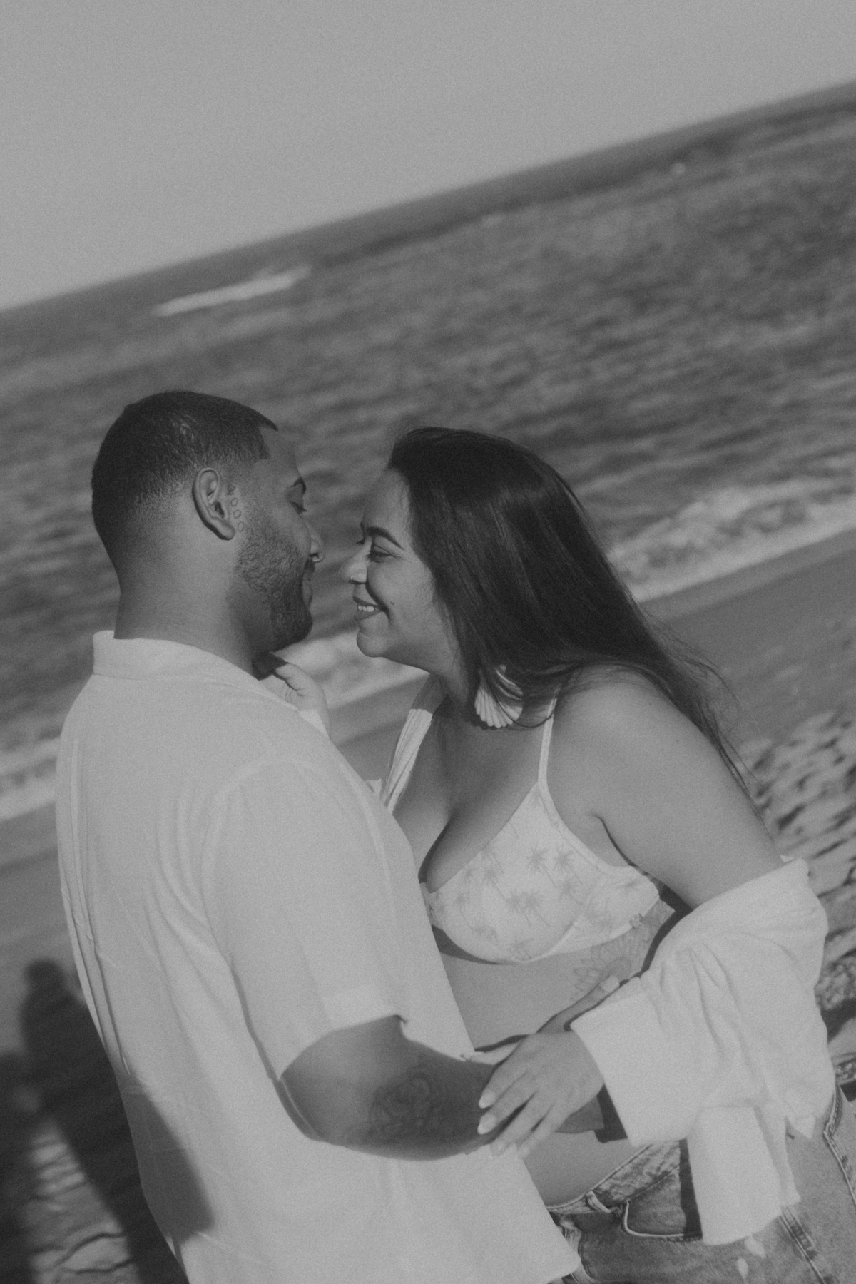 Fotografia em preto e branco do casal durante ensaio de gestante em Guarapari.