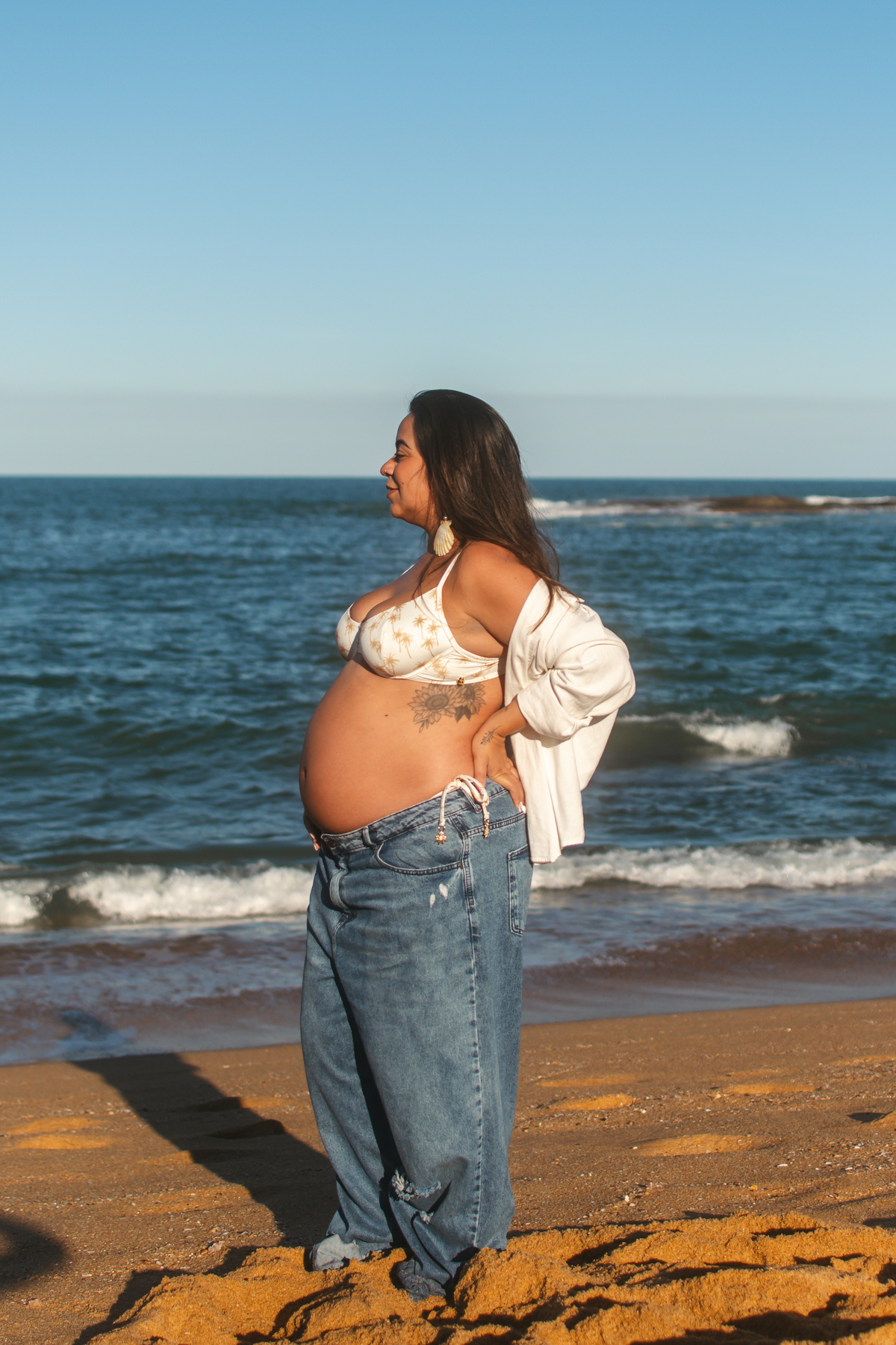 Ensaio fotográfico de gestante com mar ao fundo em Guarapari.