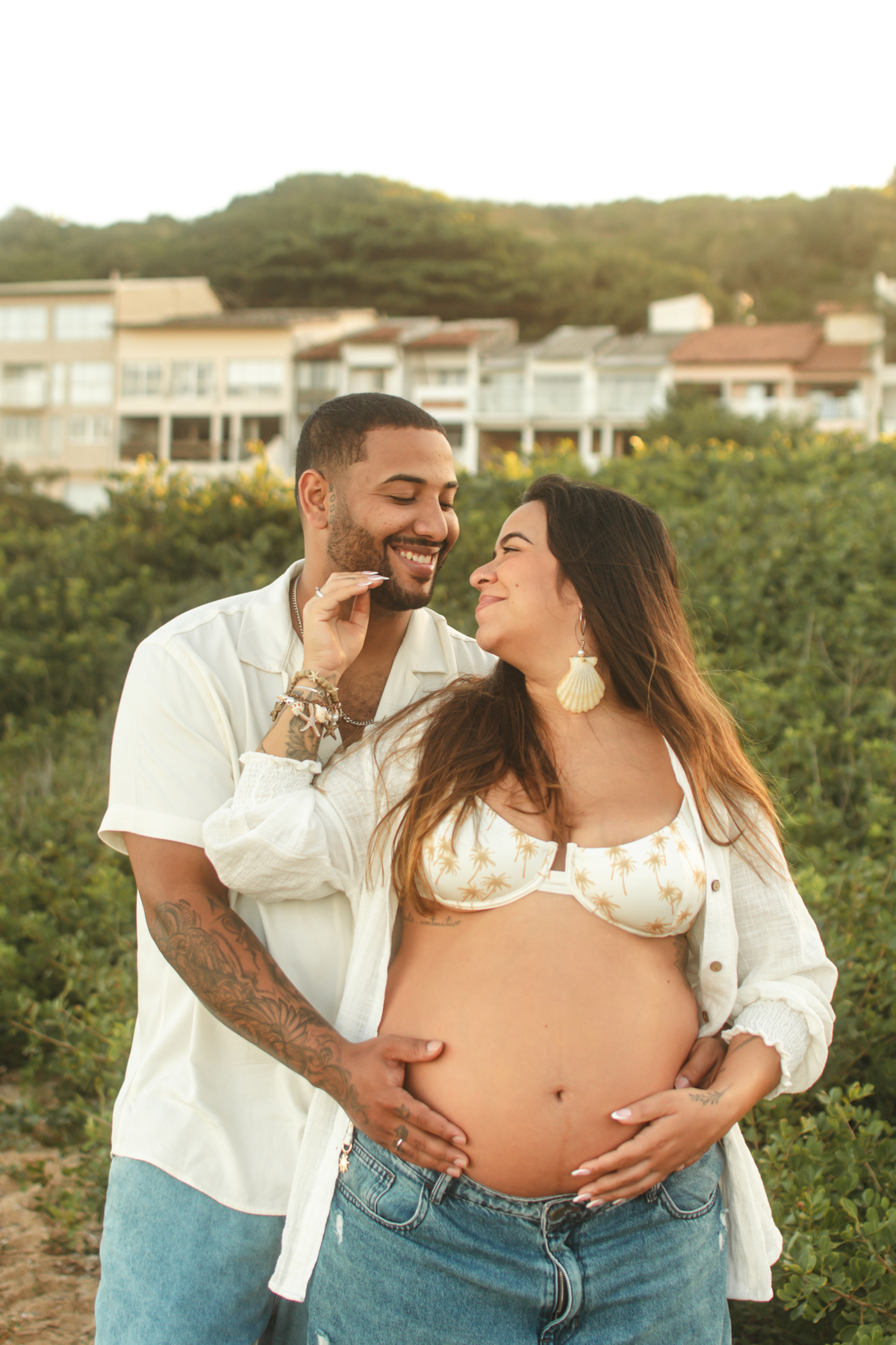 Casal trocando carinho durante ensaio em Guarapari.