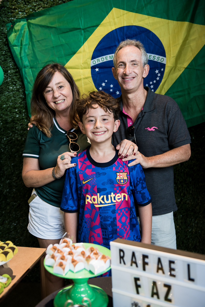 curtindo o aniversariante no parabéns