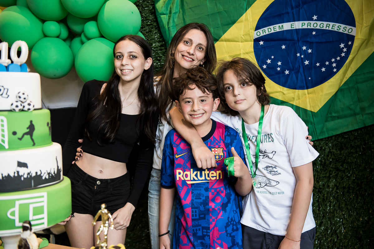 curtindo o aniversariante no parabéns