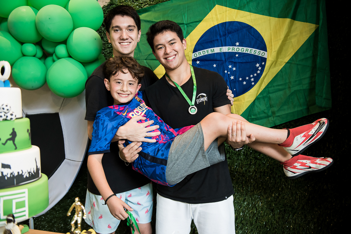 curtindo o aniversariante no parabéns