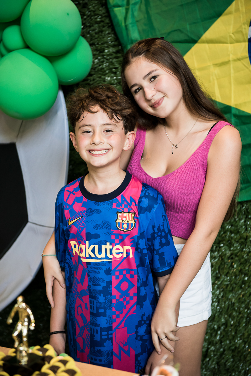 curtindo o aniversariante no parabéns