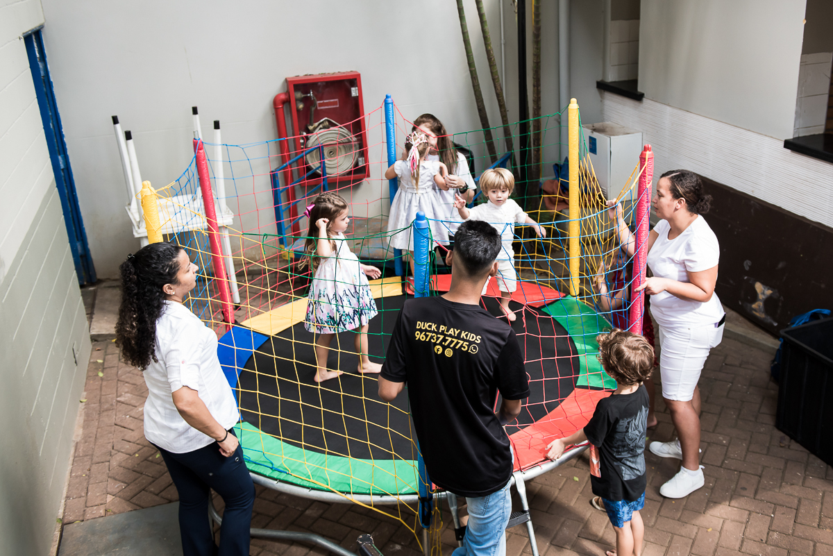 crianças no pula pula