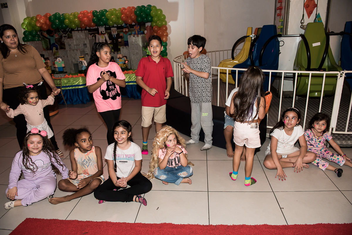 esperando a hora do parabéns