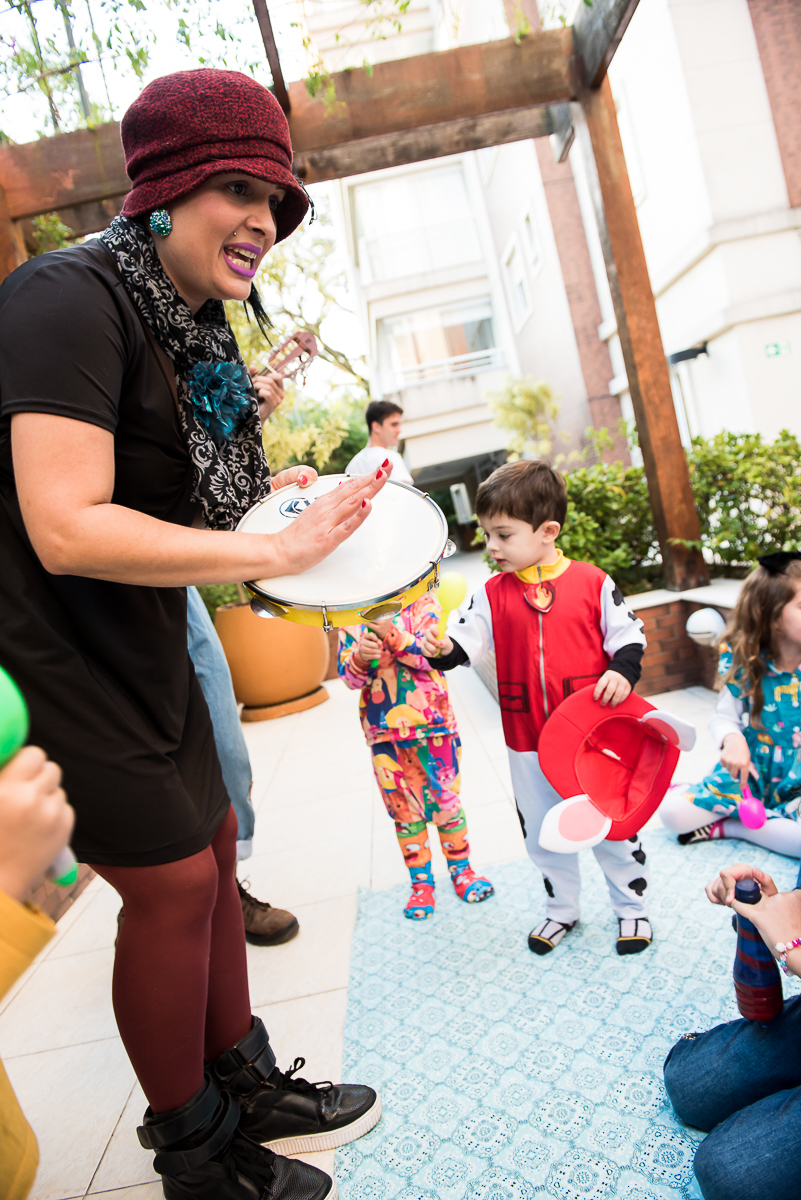criançada curtindo o show com pandeiro