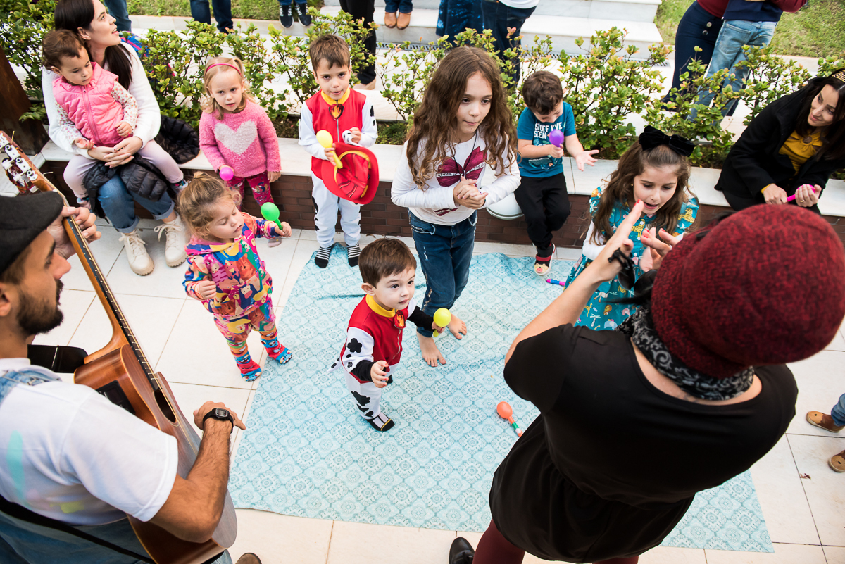 criançada curtindo o show