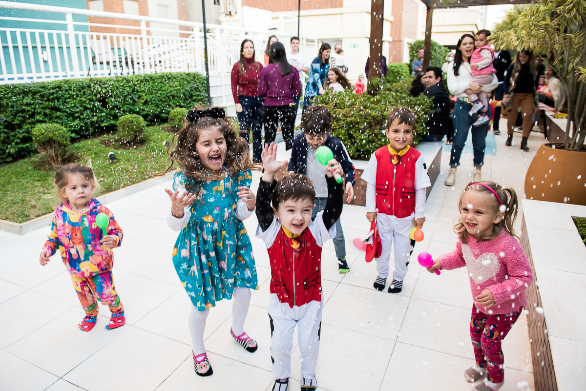 curtindo a espuma de neve