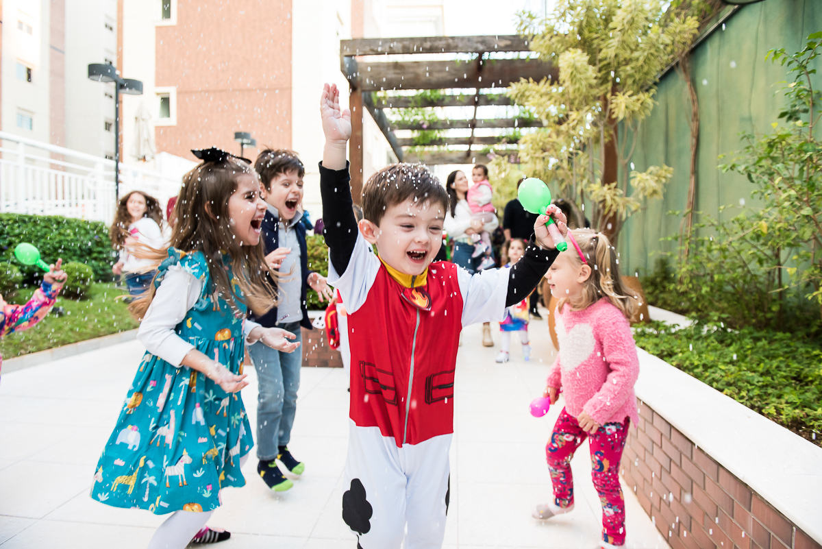 curtindo a espuma de neve