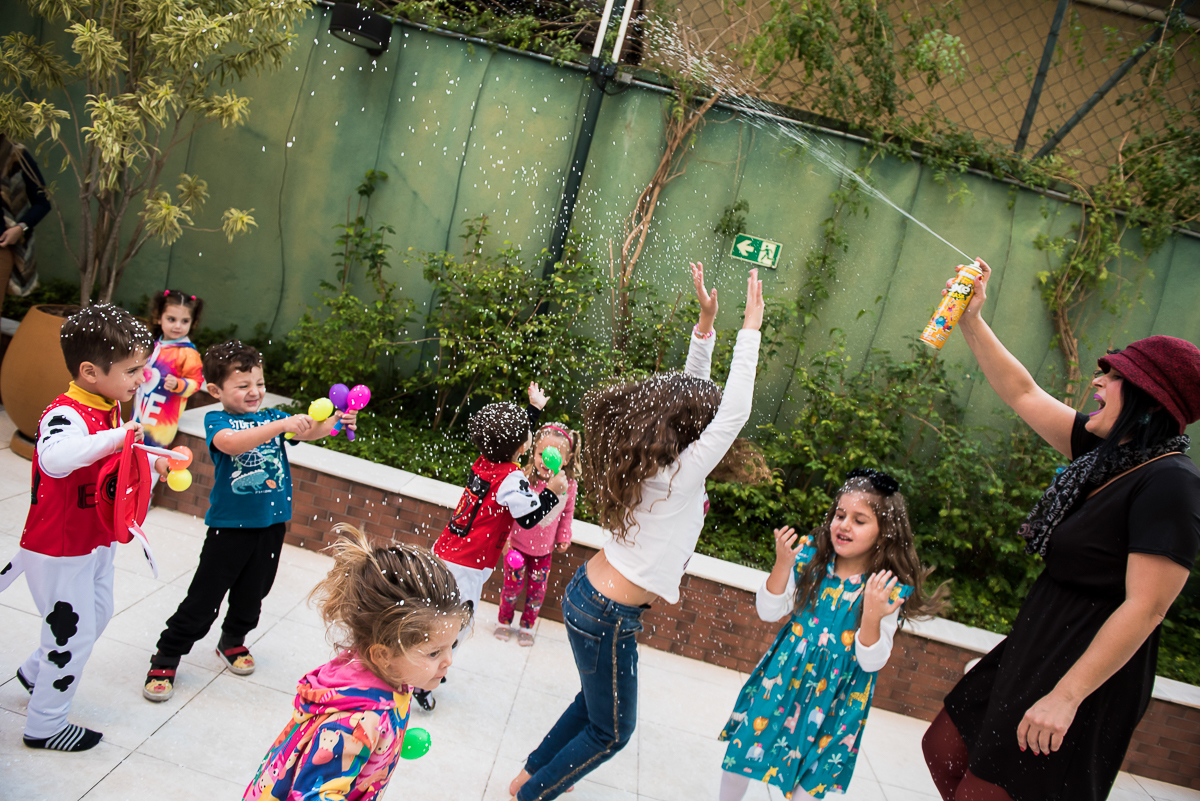 curtindo a espuma de neve