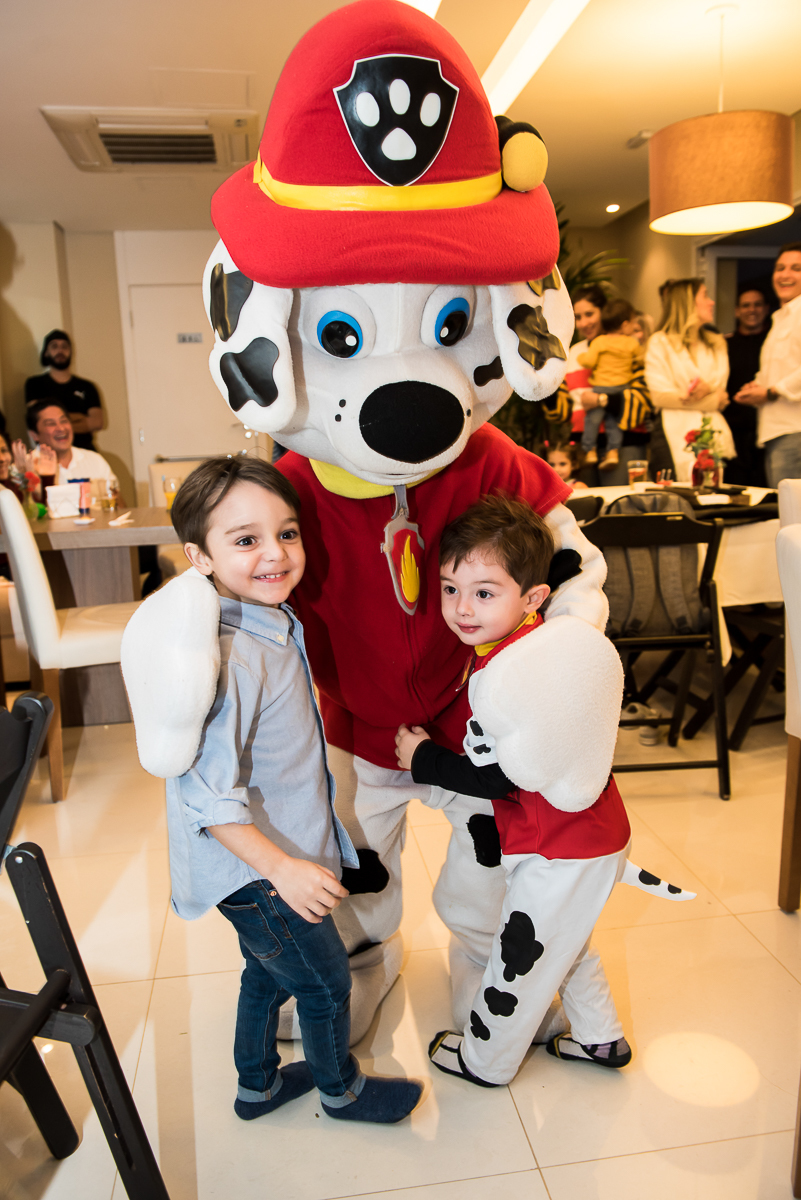 abraço no cachorro da patrulha canina