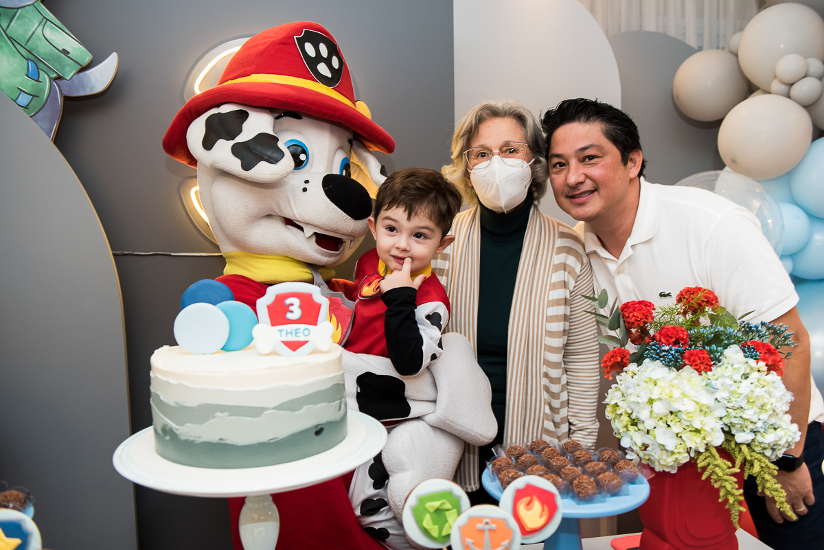 Foto com o Cachorrinho da Patrulha Canina