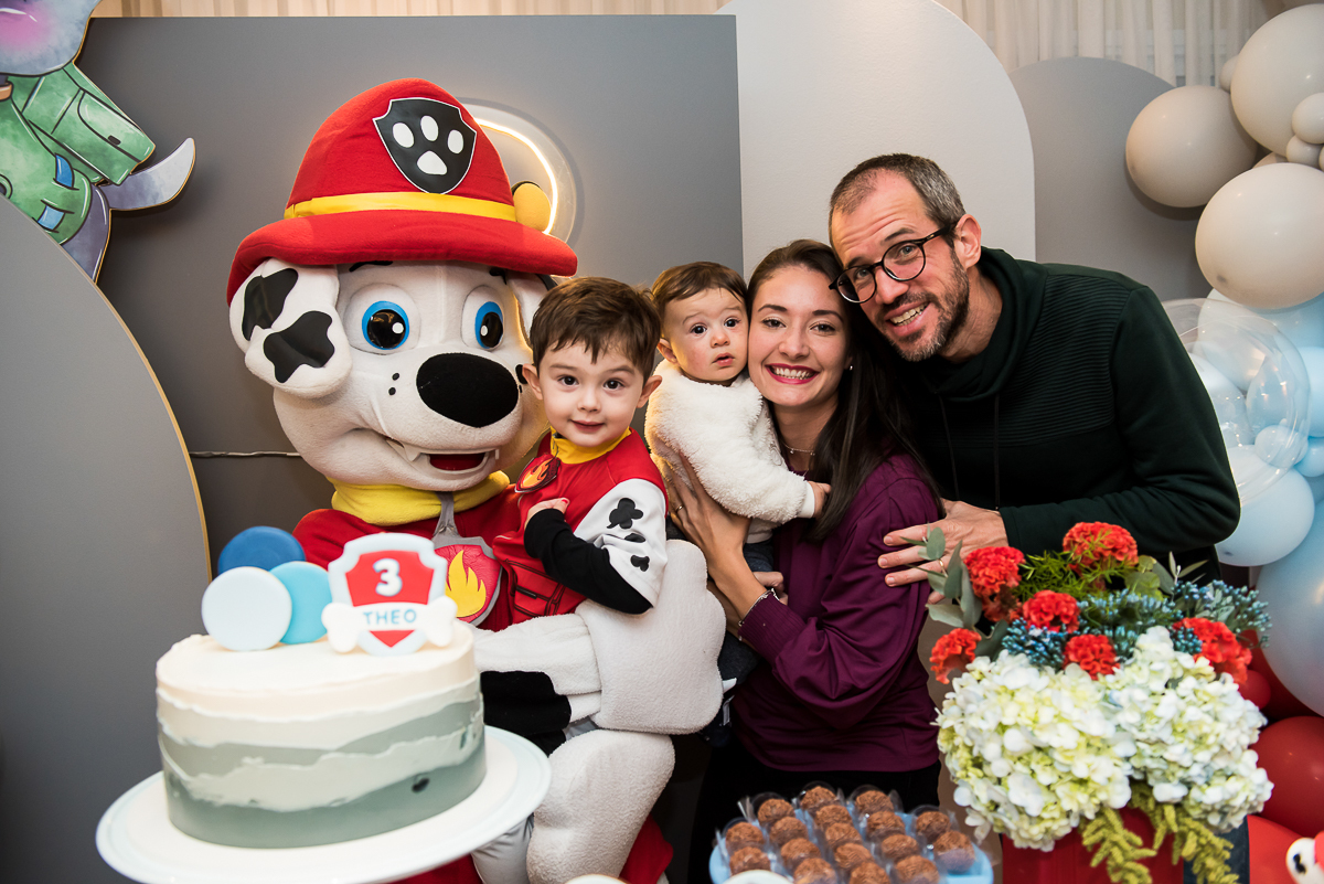 Foto com o Cachorrinho da Patrulha Canina