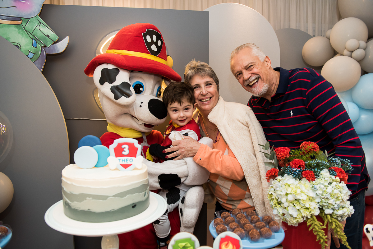 Foto com o Cachorrinho da Patrulha Canina