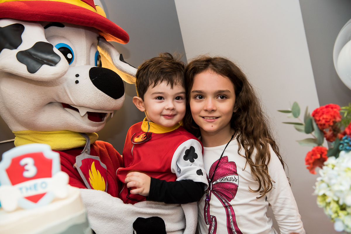 Foto com o Cachorrinho da Patrulha Canina