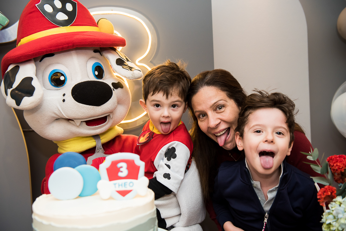 Foto com o Cachorrinho da Patrulha Canina