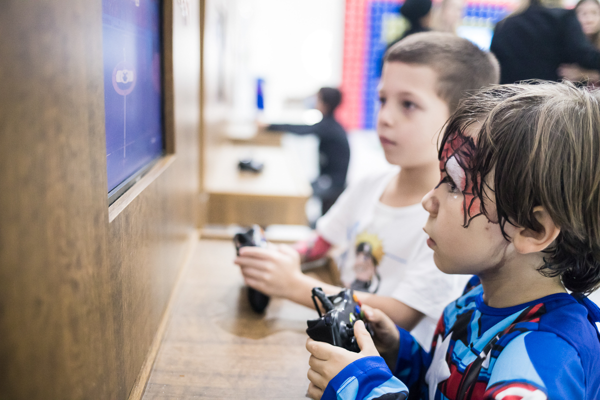 curtindo o vídeo game