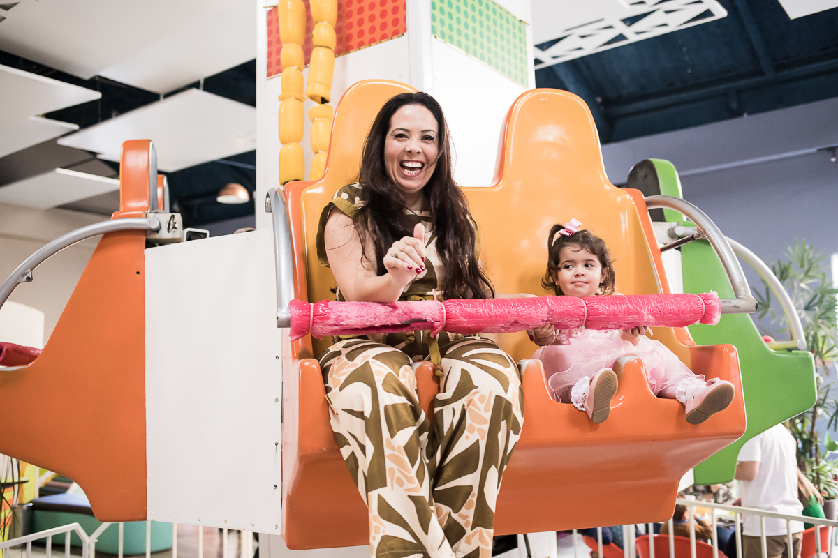 mãe e filha na cadeira laranja